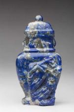 Vase couvert en lapis-lazuli, orné d'un dragon en relief. Chine,...