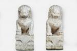 Couple de lions bouddhiques en marbre blanc assis sur des...
