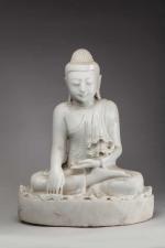 Bouddha en albâtre assis, les yeux mi-clos, faisant le geste...