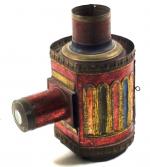 Lanterne magique polychrome élécrifiée. ca. 1840. (20 x 30 x...