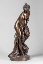 D'après l'antique. " Femme nue drapée ". Bronze à patine...