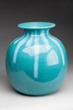 GAZIELLO. Vase de forme boule en céramique verte à coulées...