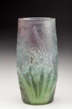 Daum Nancy. Vase de forme cylindrique en verre gravé à...