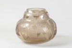 Pierre DUMAS (1895-1976). Vase de forme boule aplatie en verre...