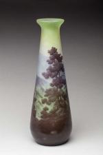Emile GALLE (1846-1904). Vase en verre multicouches à décor dégagé...