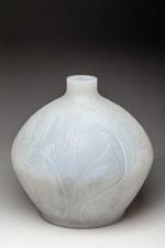 René LALIQUE (1860-1940). Vase modèle " Plumes " en verre...