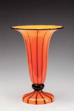 LOETZ. Vase de forme corolle sur piédouche en verre orange...