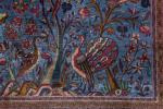 IRAN: TAPIS chaine et velours soie à décor d'un arbre...
