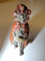 Bronze de Vienne. Le petit Chaperon rouge, chat. H. 5,5...