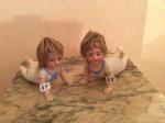 2 bébés-piano en biscuit à 4 pattes, perruque cheveux blonds,...