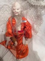 Marionnette chinoise, tête et mains en composition, traits peints, yeux...