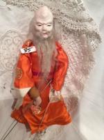 Marionnette chinoise, tête et mains en composition, traits peints, yeux...