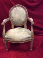 Petit fauteuil de maîtrise en bois sculpté et soie fusée,...