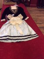 Belle robe bretonne de fillette ( ht 90 cm, carrure...