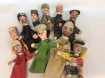 Lot de 10 marionnettes lyonnaises bois (Guignol, le gendarme, Gnafron,...