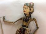 2 marionnettes: balinaise et Birmanie? En bois peint taillé sculpté...