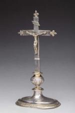 Croix d'autel en argent fondu, ciselé, gravé et en partie...