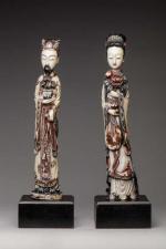 Deux OKIMONO en ivoire polychrome formant pendants, représentant un couple...