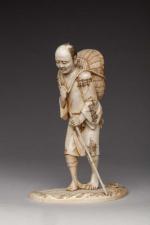 OKIMONO en ivoire représentant un marchand de fleurs en pied....