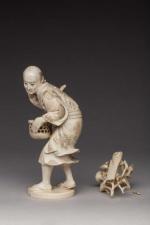 OKIMONO en ivoire polychrome représentant un paysan tenant un instrument...