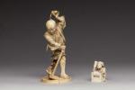 OKIMONO en ivoire polychrome représentant un paysan tenant une bêche,...