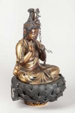 SUJET en bois laqué or et noir représentant un Bouddha...