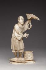 OKIMONO en ivoire polychrome représentant un pêcheur au cormoran. Japon,...