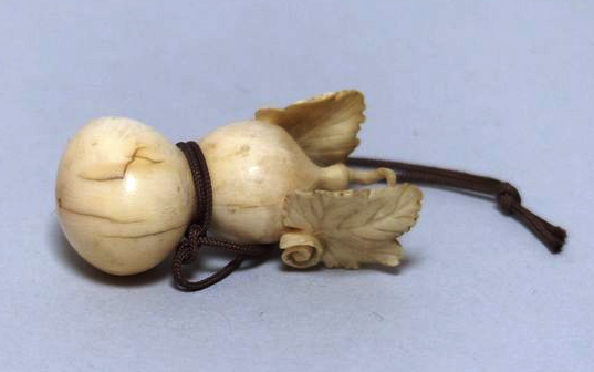 OJIME en ivoire sculpté figurant une coloquinte. Japon, XIXe siècle....