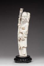 Deux SUJETS en ivoire représentant des dieux du Tao, l'un...