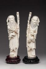 Deux SUJETS en ivoire représentant des dieux du Tao, l'un...