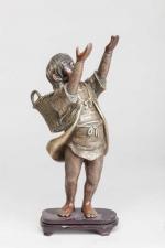 SCULPTURE en bronze patiné et doré, Enfant au panier. Chine,...
