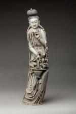 OKIMONO en ivoire sculpté en ronde bosse à décor d'un...