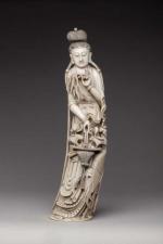 OKIMONO en ivoire sculpté en ronde bosse à décor d'un...