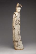 SUJET en ivoire représentant une impératrice en pied, richement vêtue,...
