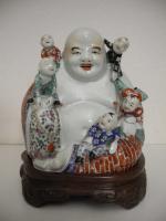 CHINE. Groupe en porcelaine à décor polychrome d'un Bouddhai portant...