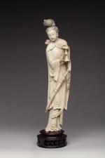 SUJET en ivoire représentant une divinité féminine en pieds, une...