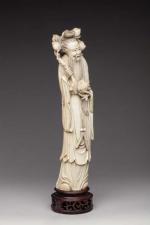 SUJET en ivoire représentant un dieu du Tao tenant une...