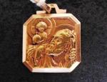 Médaille en or jaune représentant St Christophe, gravée au dos...