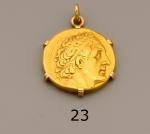 Pendentif en or jaune orné d'une pièce grecque, probablement antique....