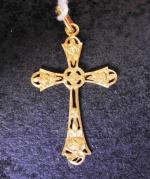 Croix ancienne en or jaune ajouré et ciselé à décor...