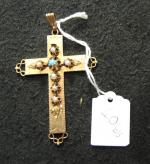 Croix ancienne en or jaune ornée de perles et d'une...