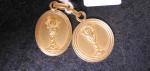 Deux médailles anciennes ovales en or jaune à décor de...