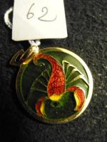 Médaille "Scorpion" en or jaune et émaux translucides polychromes. Poids...