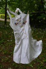 Emmanuelle KHANN. Robe tablier en coton blanc, à bretelles croisées...