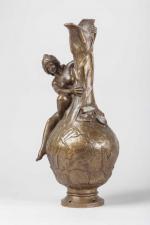 Paul Louis LOISEAU-ROUSSEAU (1861-1927). Vase en bronze à patine brune...