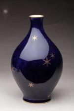 Vase de forme bombée en porcelaine bleue de Sèvres à...