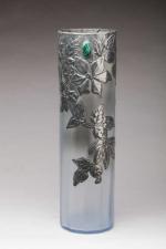 Vase rouleau en verre vert à application de motifs floraux...