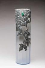 Vase rouleau en verre vert à application de motifs floraux...