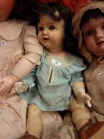 Lot de 5 poupées tête composition, habillées, vendues en l'état :...