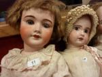 Lot de trois poupées tête biscuit vendues en l'état. « UNIS...